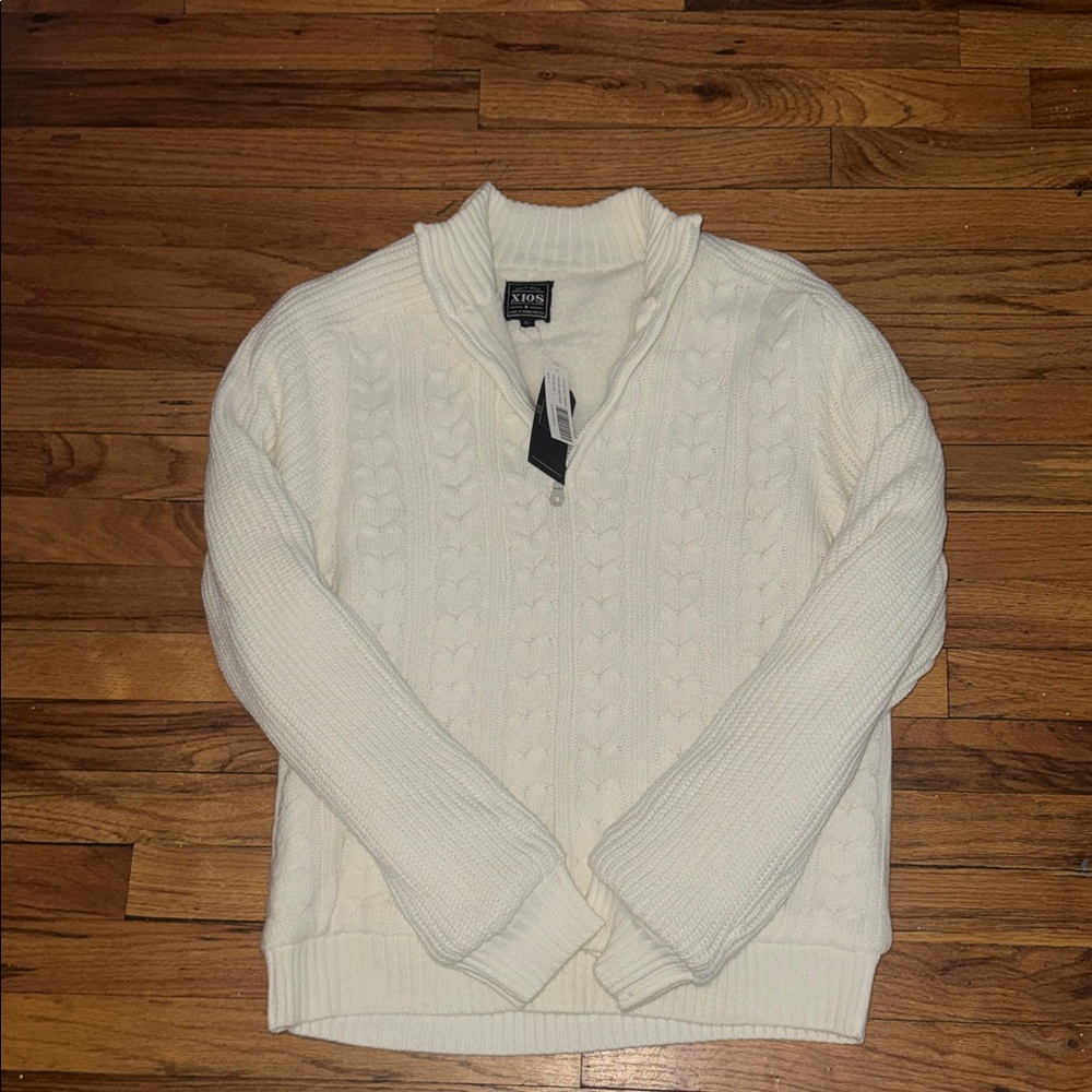 Luxurious V-Neck Cable Knit Sweater - White